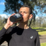 Mo trinkt aus dem SiS-Schüttler