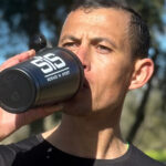 小莫喝摇摇杯中的水