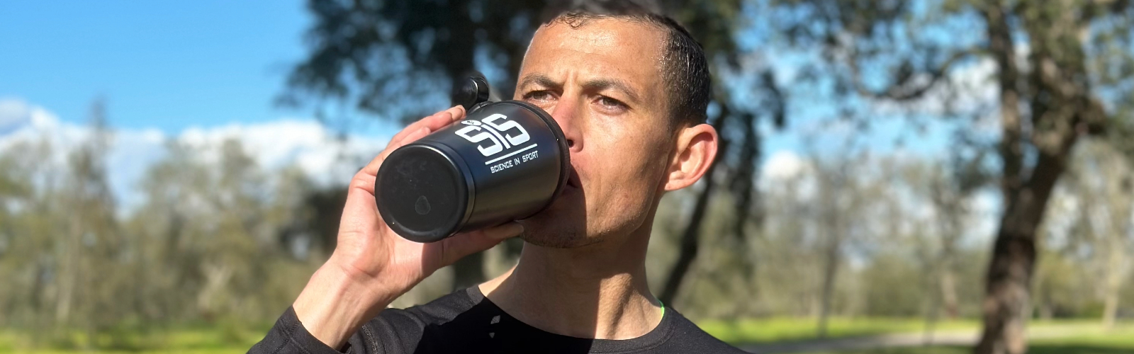 小莫喝摇摇杯中的水