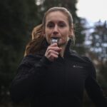 Steph Davis prend un gel énergétique