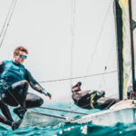 deux hommes en train de naviguer