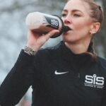 Mädchen trinkt Shake aus der Flasche