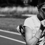 杰西-奈特吃 SiS 蛋白棒